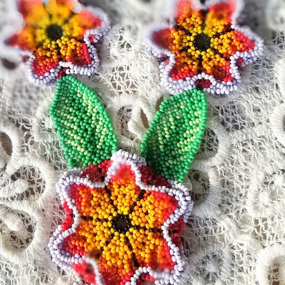 Sale! ✿ Beaded Handmade 3DFlower Necklace - Picture 4 of 4